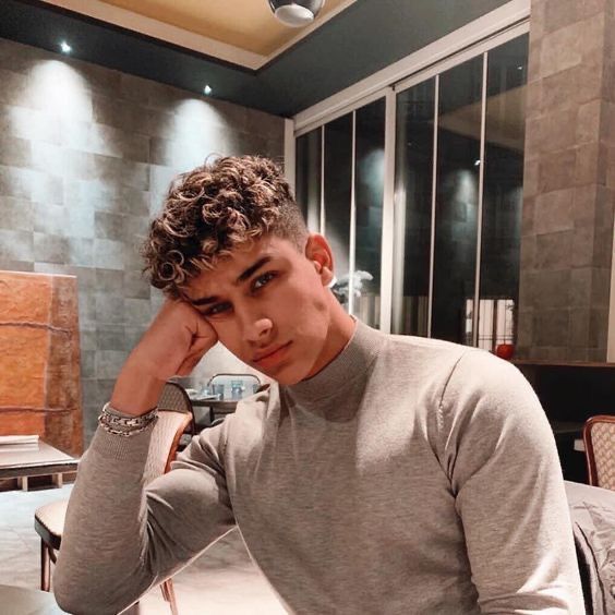 Corte de deals cabelo skatista masculino